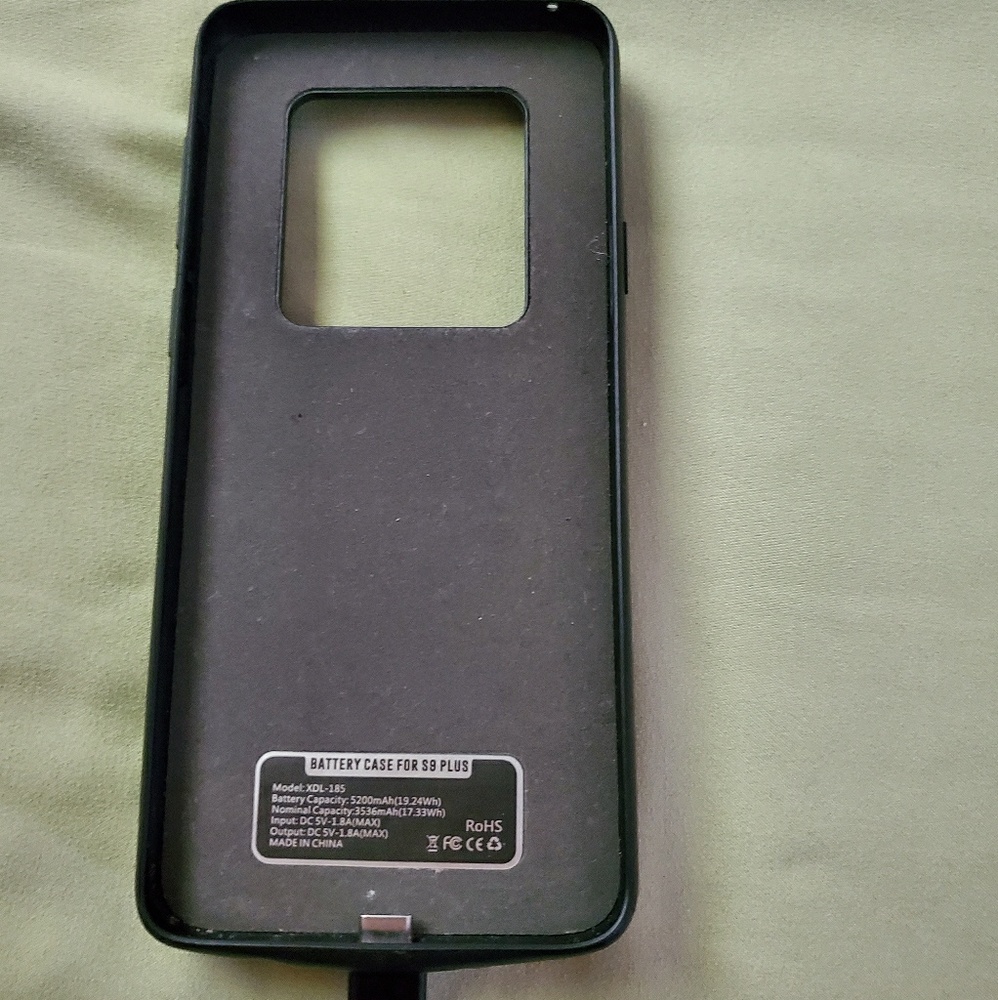 Galaxy S 9 plus battery charger phone case.